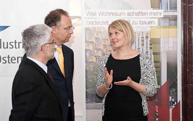 12 Studierende arbeiten im Rahmen von WISBA an nachhaltigen Aufgabenstellungen (Jasmine Blaschek im Gespräch mit Peter Maydl und Heimo Scheuch, von li).