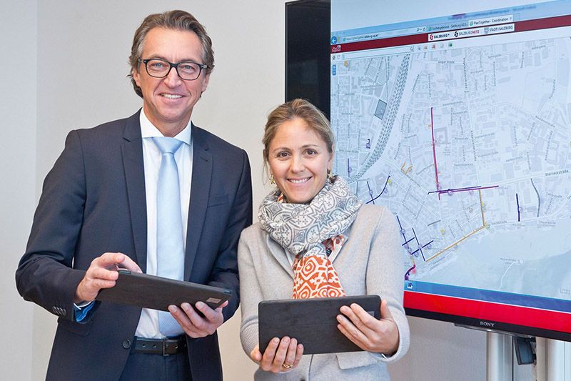 Leonhard Schitter, Vorstandssprecher Salzburg AG, und die Salzburger Stadträtin Barbara Unterkofler digitalisieren die Baustellenkoordination mit dem Online-Tool Plan2gether. 