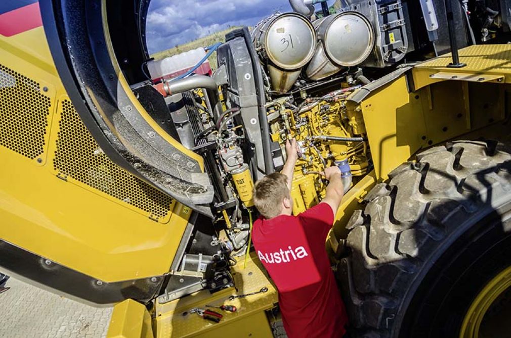 Foto: Bei seiner täglichen Arbeit am Caterpillar trainiert Daniel Chirita die Aufgabenstellung bei den WorldSkills: die Fehlerdiagnose an einem Schwerfahrzeug.