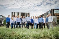 Das Team der Hex GmbH posiert im Lakeside Park bei Klagenfurt – eine gute Umgebung für Innovation und Zusammenarbeit über Unternehmensgrenzen hinweg.