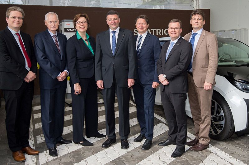 Es gibt sie noch, jene die Grenzen niederreißen: Marcus Groll, Allego; Anton Plimon, AIT; Theresia Vogel, Klima- und Energiefonds; Bundesminister Jörg Leichtfried, bmvit; Wolfgang Anzengruber, Verbund; Michael-Viktor Fischer, Smatrics, und Andreas Käfer, Traffix.