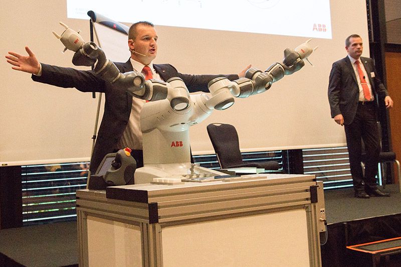 ABB demonstriert die dem Menschen nachempfundene Armlänge des Industrieroboters YuMi.