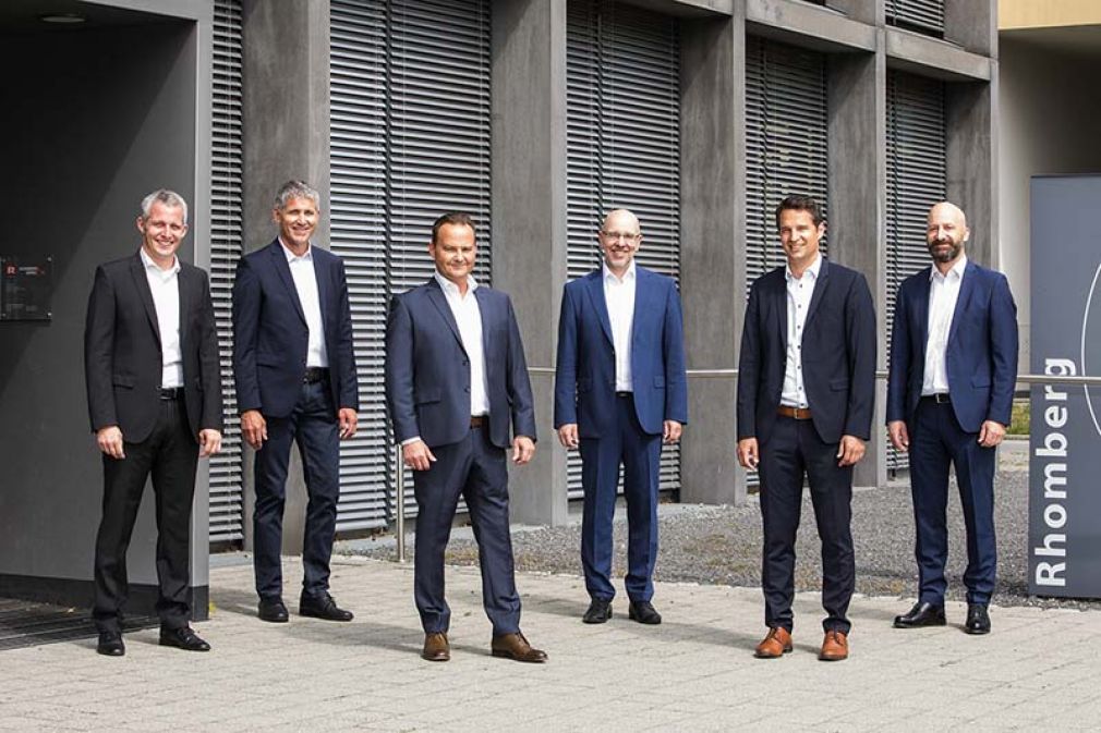 Foto: Gemeinsam mit dem vorgeschriebenen Abstand für Rhomberg Bau: Das neue Führungsteam Matthias Moosbrugger, Martin Summer, Gerhard Vonbank, Jürgen Jussel, Tobias Vonach und Rupert Grienberger (v. l. n. r.)