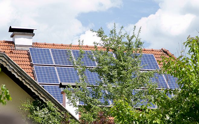 (Foto: SAG) Der Output der PV-Anlagen in Köstendorf wird in einer lokalen Trafostation gebündelt. Scheint die Sonne, werden gut 75 % des Strombedarfs abgedeckt.