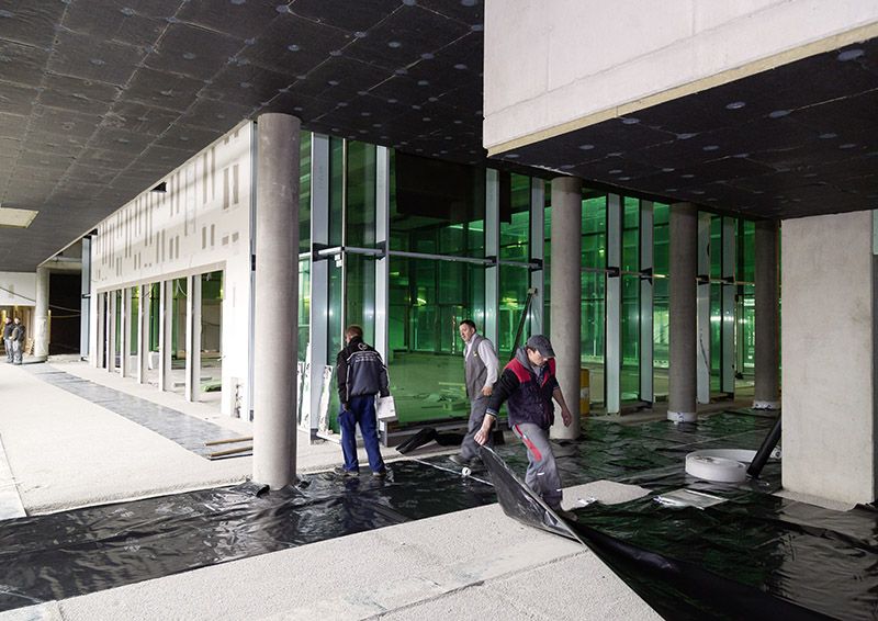 Ein zweigeschoßiger Würfel aus grünem Glas dient in Zukunft als Aula des Med Campus in Graz.