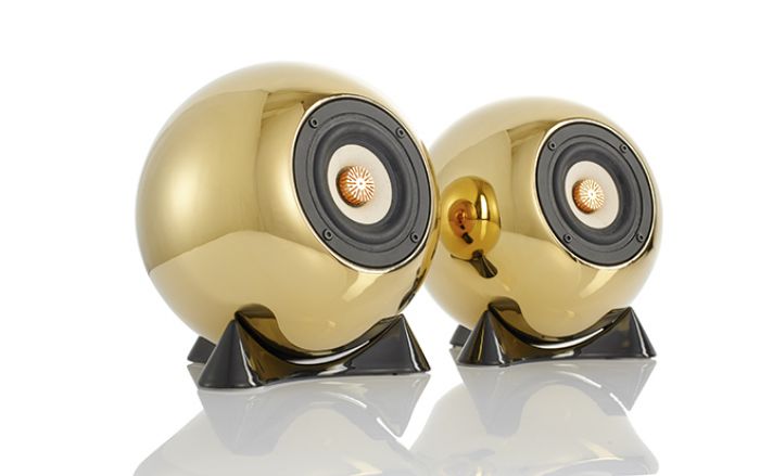 (Foto: Mo°Sound) Kugelrunde Luxusbeschallung. Die Lautsprecher von Mo°Sound sind mit einer feinen Goldschicht überzogen.  
