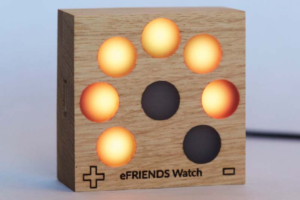 Foto: Die eFriends Watch zeigt die Energiebilanz eines Haushaltes an und ob es sinnvoll ist, weitere Haushaltsgeräte einzuschalten.