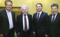 Landesrat Rudi Anschober, Landeshauptmann Josef Pühringer, Landesrat Manfred Haimbuchner, und Landeshauptmann-Stellvertreter Reinhold Entholzer bei der Präsentation.