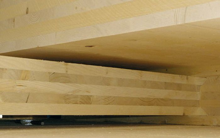 (Foto: KLH) Der typische Aufbau von Brettsperrholz erfolgt mit zueinander im rechten Winkel orientierten Brettlagen, die durch Verleimung starr miteinander verbunden werden.