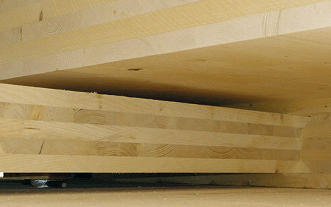 (Foto: KLH) Der typische Aufbau von Brettsperrholz erfolgt mit zueinander im rechten Winkel orientierten Brettlagen, die durch Verleimung starr miteinander verbunden werden.