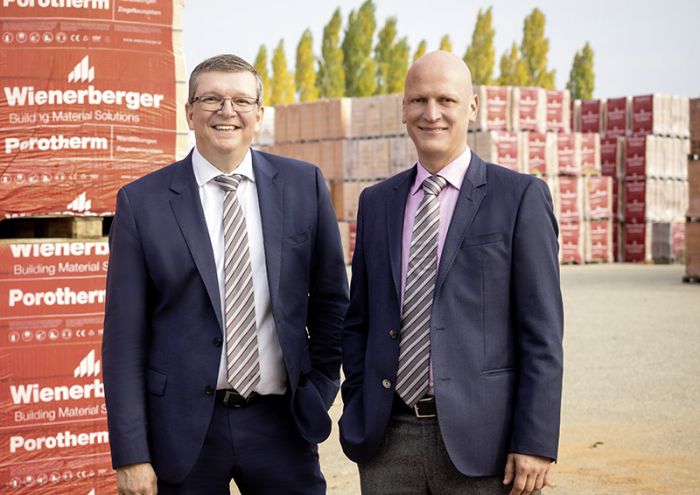 Foto: »Die Nachfrage nach innovativen Produkten steigt. Das zeigt die Tatsache, dass wir für den Planziegel eine neue Schleif­anlage in Uttendorf bauen und beim Porotherm W.i. heuer vom Zwei- auf Dreischichtbetrieb umstellen«, erklären Christian Weinhapl (l.) und Franz Kolnerberger.