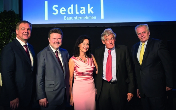 Foto: Wilhelm und Ingrid Sedlak, flankiert vom Wiener Wirtschaftskammerpräsident Walter Ruck, Wohnbau-Stadtrat Michael Ludwig und Sozialminister Rudolf Hundsdorfer (v.l.n.r,).