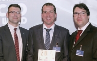 Gunther Reimoser, EY, (li.) und Michael Ghezzo, Confare, (re.) übergeben „CIO Award“ an Peter Lenz, Konzern-CIO der ÖBB.