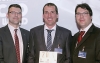 Gunther Reimoser, EY, (li.) und Michael Ghezzo, Confare, (re.) übergeben „CIO Award“ an Peter Lenz, Konzern-CIO der ÖBB.