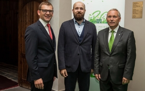 Energie Steiermark-Vorstandssprecher Christian Purrer (re.) und Slowakei-Chef Josef Landschützer (li.) gemeinsam mit dem Bürgermeister von Trnava, Peter Bročka (Mitte).