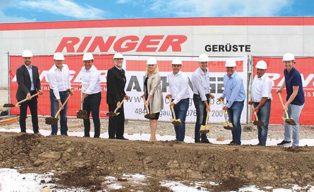 Foto: Gerald Brandstätter (Fa. Aichinger), Johann Fischer (Projektleiter RINGER), Thomas Ringer, BH Martin Gschwandtner, EU Abgeordnete Angelika Winzig, Peter Rungger (GF RINGER), Peter Ringer, Markus Ringer, Franz Ringer und Philipp Ringer beim Spatenstich für die neue Produktions- und Lagerhalle.  