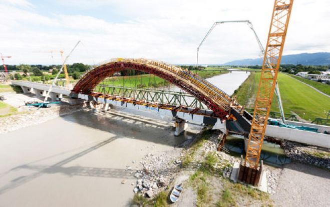 (Foto: Doka) Aktuelle Vorzeigeprojekte in Österreich: In Vorarlberg werkt Doka an einer neuen Eisenbahnbrücke über den Rhein (Bild), Harsco ist maßgeblich an der Errichtung des neuen Raiffeisenhauses in Kitzbühel beteiligt, Meva kümmert sich um das IST in Maria Gugging, Peri-Schalungen ermöglichen den Bau einer Unterführung unter der Phyrnbahn.