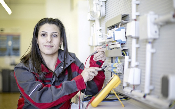 Foto: Typische Lehrberufe bei der Salzburg AG sind Elektrotechnik, Maschinenbautechnik und Kommunikationselektronik.