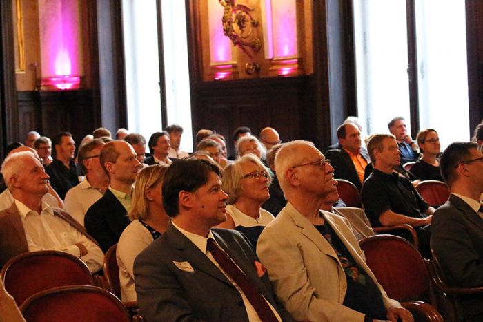 Der Verband der österreichischen Softwareindustrie feierte drei Jahrzehnte Bestehen mit Vorträgen und einer Studienpräsentation - der auch Christof Kotauczek und VÖSI-Altpräsident Peter Kotauzek beiwohnten (im Bild vorne).