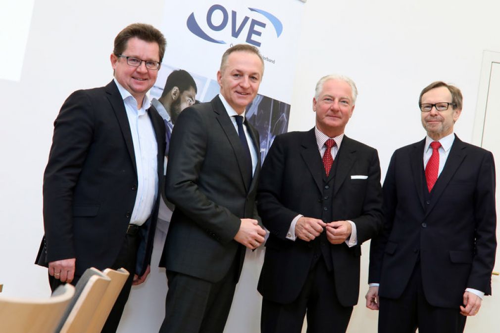 Appell der Technik an die Politik: &quot;Jetzt handeln!&quot;: Hans Auer (TU Wien, Institut für Energiesysteme), OVE-Vizepräsident Gerhard Christiner (APG), Kari Kapsch (Kapsch Group) und OVE-Generalsekretär Peter Reichel (Foto: OVE/Christian Fürthner)