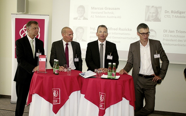 Foto: Diskussion zu Breitband: Alfred Ruzicka, bmvit - Bundesministerium für Verkehr, Innovation und Technologie; Rüdiger Köster, T-Mobile; Marcus Grausam, A1 Telekom Austria, und Jan Trionow, Hutchison Drei Austria sowie Präsident des Vereins der Alternativen Telekomanbieter.