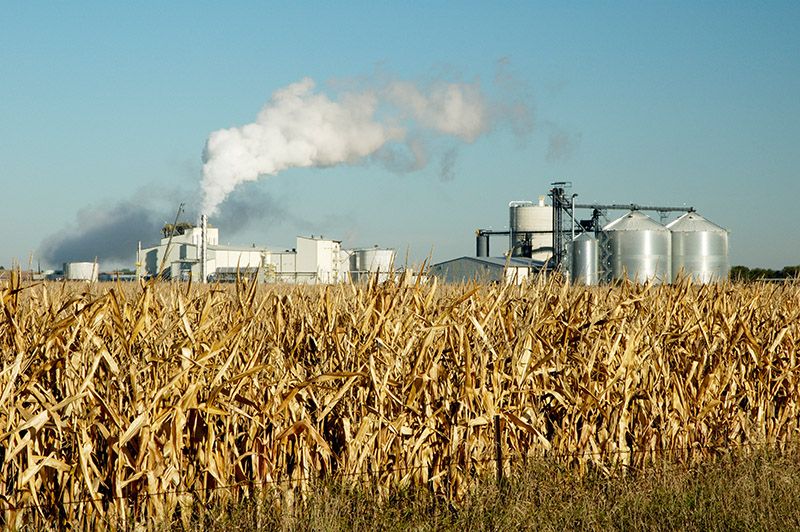 Mit Bioethanol CO2 sparen? Eine industrielle Anlage in Illinois verbindet Biospritgewinnung mit Kohlendioxid-Endlagerung unter Tage.