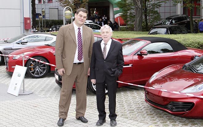  Jubiläumsfeier: Jürgen Kugler, stellvertretender Direktor der Siegfried Marcus Berufsschulen, mit Rennsportlegende Kurt Bergmann. Foto: SM Berufsschule