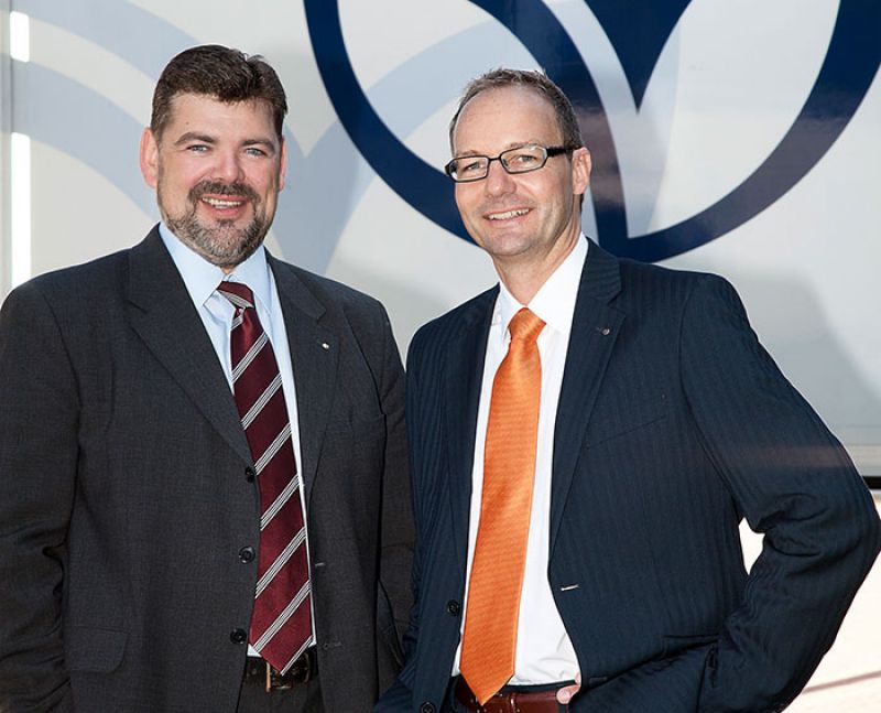 Bernd Feketeföldi, kaufmännischer Geschäftsführer, und Stefan Janzen, technischer Geschäftsführer, freuen sich über ein Umsatzplus von fast fünf Prozent bei Mewa.