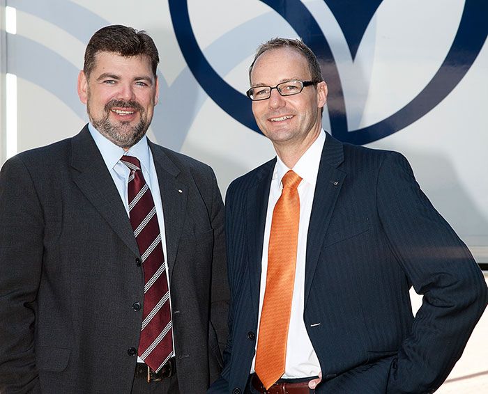 Bernd Feketeföldi, kaufmännischer Geschäftsführer, und Stefan Janzen, technischer Geschäftsführer, freuen sich über ein Umsatzplus von fast fünf Prozent bei Mewa.