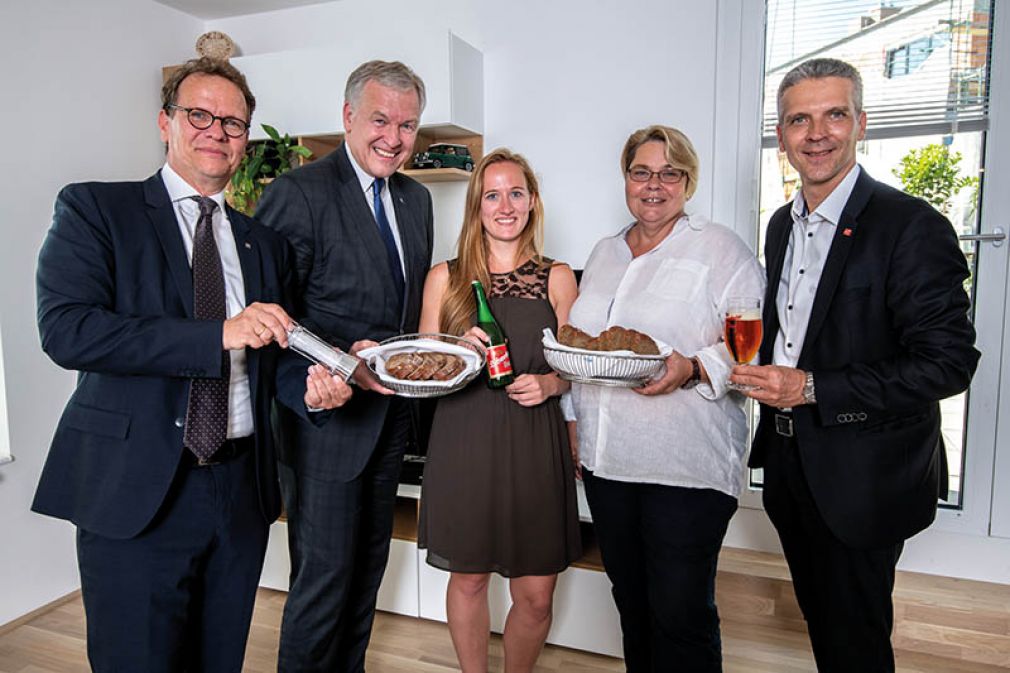 Stefan Szyszkowitz (Vorstandssprecher EVN AG), Martin Eichtinger (NÖ Landesrat), Birgit Kolar (Wohnungseigentümerin), Karin Baier (Bürgermeisterin Schwechat), Christian Huber (Braumeister Region Nord Brau Union Österreich).