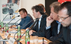 Podiumsdiskussion zum Thema Hybridfahrzeuge im Wien Energie Kundendienstzentrum in der Spittelau.
