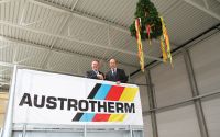 (Foto. Beigestellt) Seit 60 Jahren beweist Unger Kompetenz als Spezialist und Generalist (im Bild: Josef Unger und Austrotherm-Geschäftsführer Gerald Prinzhorn beim Richtfest der neuen Austrotherm Produktionsstätte in Wittenberge).