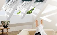 (Foto: Velux) Mehr Tageslicht und Komfort mit der neuen Fenstergeneration von Velux dank vergrößerter Scheibenflächen und intuitiver Fernbedienung wie am Smartphone.