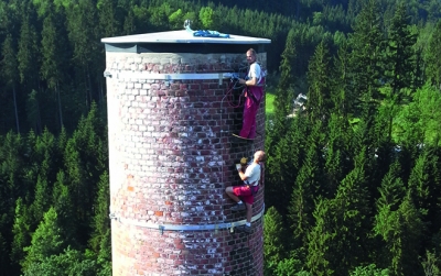 Aufwändige Sanierung eines 78 Meter hohen Schlots einer alten Papierfabrik in Neubruck im Mostviertel.