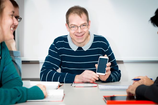 Die Kraft der Masse: Smartphone-User aus ganz Österreich können dem Bioinformatiker Thomas Rattei nun  mit der App „Power Sleep“ von Samsung Prozessorleistung für seine Forschung spenden.