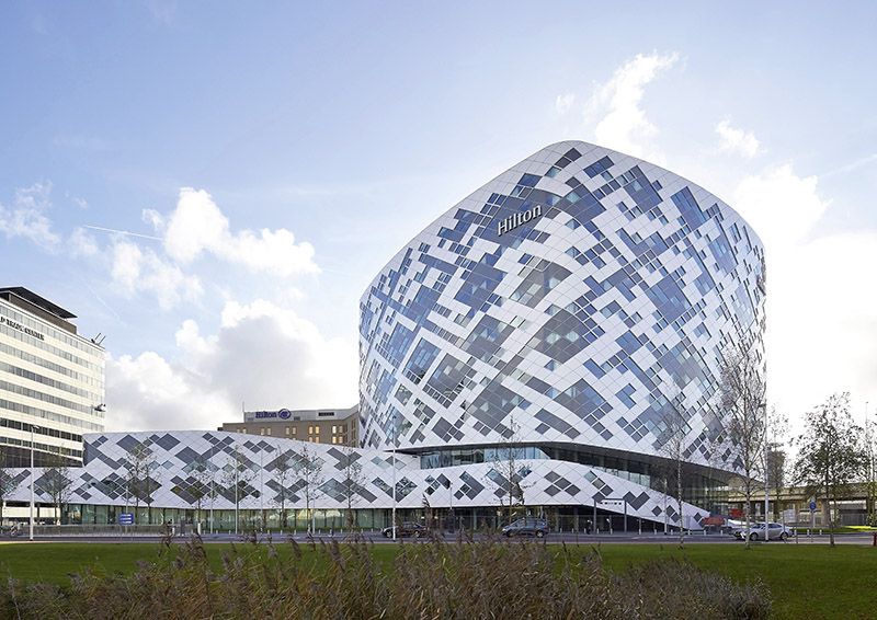 Foto: Das Hilton Hotel am Schiphol Airport in Amsterdam von Mecanoo Architekten ist rundum in Plastik gehüllt, genauer gesagt in eine extrem schlanke Fassade aus glasfaserverstärktem Polymer.