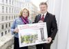 Foto: Nationalratsabgeordnete Ruth Becher und Wiens Wohnbaustadtrat Michael Ludwig präsentieren das 450 Wohnungen umfassende Siegerprojekt »Kapellenhof« des Bauträgerwettbewerb »Kapellenweg«. Die Fertigstellung ist für 2019 geplant.