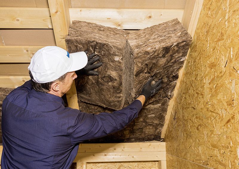 Foto: Das leichte und biegsame Dämmmaterial ist flexibel in der Anwendung, bleibt aber trotzdem in Form und hält setzungssicher in der Tragkonstruktion.