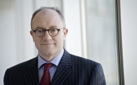 ruhig, freundlich und sachlich.. David Davies unterscheidet sich schon im Auftreten vom scheidenden OMV-Chef Gerhard Roiss.