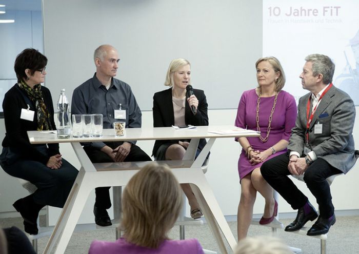 Foto: Manuela Vollmann, abz*austria (re.), lud u.a. Silvia Kaupa (ÖBB-Postbus) und Richard Horvath (Knorr-Bremse) zum Jubiläumstalk.