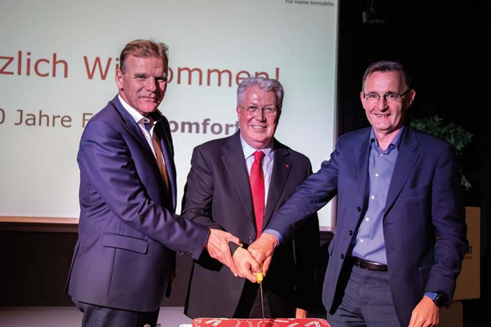 Foto: Michael Strebl (Wien Energie), Manfred Blöch (Facilitycomfort), Peter Weinelt (Wr. Stadtwerke) beim Tortenanschnitt anlässlich der Jubiläumsfeierlichkeiten. 