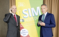 Foto: Allianz-Vorstand Wolfram Littich und Michael Krammer, Ventocom, starten das Mobilfunkangebot "Allianz SIM"