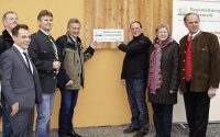 Setzen auf Holz: Paul Lang, Waldverband Stmk, Stefan Puntigam, Gepflegt Wohnen Sinabelkirchen, Herbert Lammer, Regionalenergie Stmk., LAbg. Erwin Gruber, Hermann Rosenberger, Bürgermeisterin Ingrid Groß, Johann Resch, Regionalenergie Stmk.