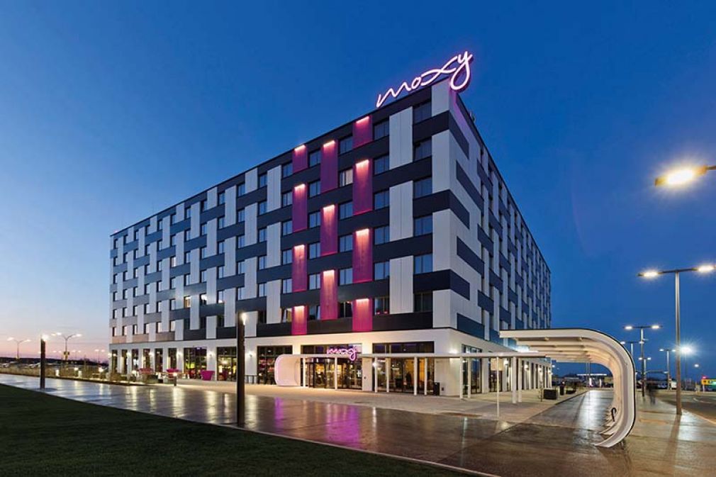 Foto: Die Moxy Hotels überzeugen als Baukastensystem. Insgesamt sind 100 Moxy Hotels weltweit auf diese Art und Weise in Planung, 17 wurden bereits realisiert, zehn befinden sich derzeit im Bau. Das Moxy Vienna Airport ist dabei mit rund 14.000 m² Fläche das bislang größte in Europa. Zwischen Spatenstich und Eröffnung lag ein Jahr, eröffnet wurde es 2017.