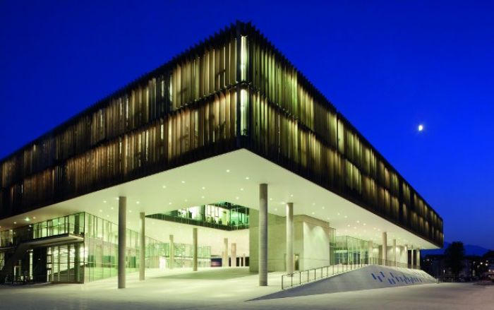 Der 2012 eröffnete Unipark Nonntal kombiniert moderne Architektur mit effizienter Gebäudetechnik. Statt herkömmlicher Jalousien sorgen beispielsweise hunderte Metalllamellen für die gewünschten Lichtverhältnisse.