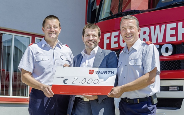 Würth-Geschäftsführer Alfred Wurmbrand überreicht den Scheck über 2.000 Euro an FF Kommandant Leo Stiefsohn (l.) und Kommandant-Stellvertreter Gerhard Lechner (r.).