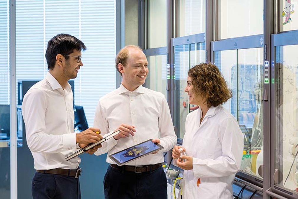 Foto: Forschungskooperation im Catalysis Research Center der TUM: Batyr Garlyyev (Physik), Marlon Rück (Elektrotechnik) und Kathrin Kratzl (Chemie).