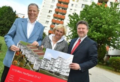 Foto: v.l. BWS-Vorstandsvorsitzender Haberzettl, Bezirksvorsteherin Hatzl und Wohnbaustadtrat Ludwig vor der Wohnhausanlage in der Hauffgasse, die im Rahmen des Vorhabens "smart" saniert werden soll.
