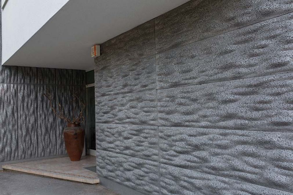 Foto: Absorbierende Fassaden sind eine Lösung für Schallreduktion im städtischen Hochbau. (Im Bild: die Velox Hybrid-Fassade)