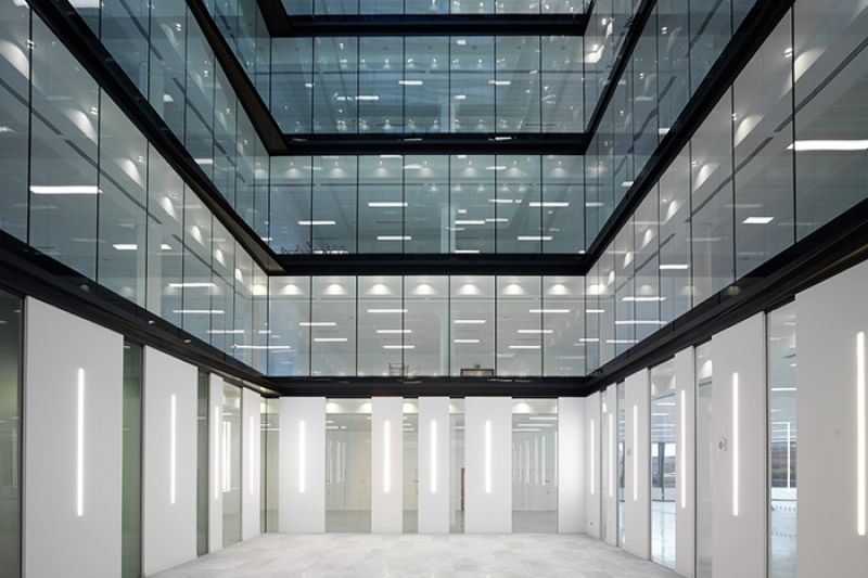 Der große Innenhof des Bürogebäudes am Forbury Place im englischen Reading wurde mit Contraflam Mega El 30 verglast.
